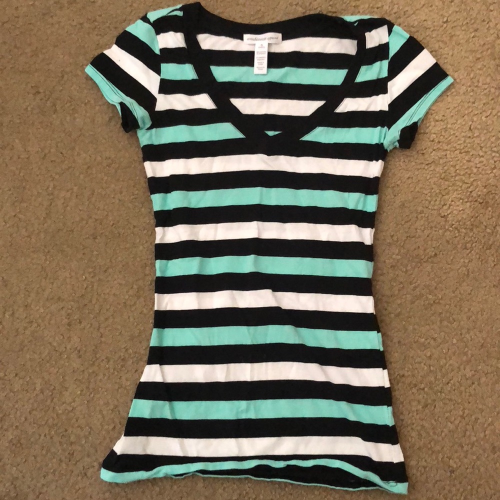 Mint green/black/white V-neck T-shirt